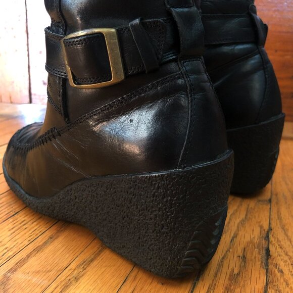 Hush Puppies Black leather boot high wedge heel brass buckle & ankle strap 8.5 - Picture 3 of 10